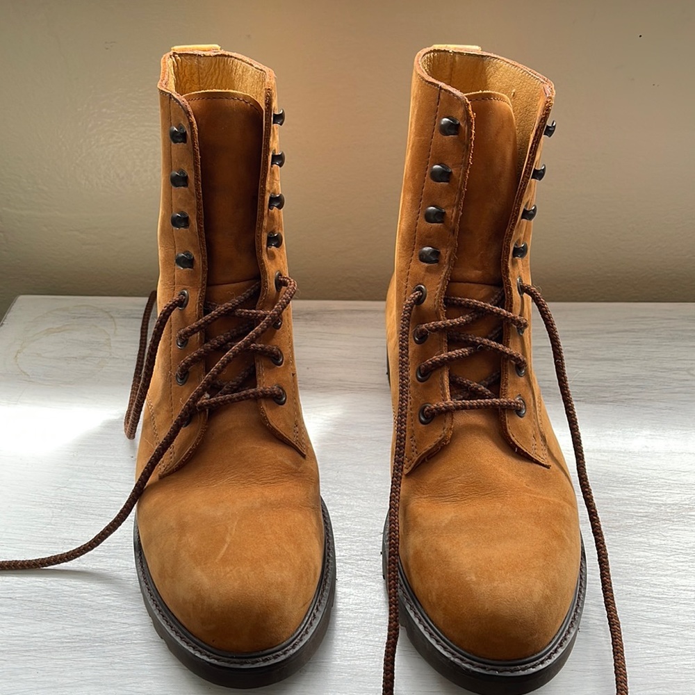 Preloved rockport laced up boots 7Womens